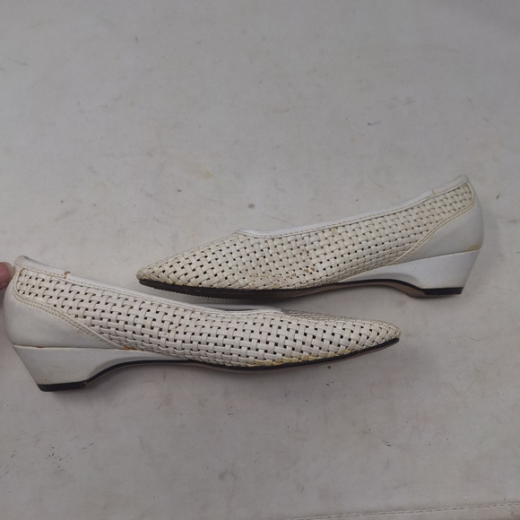 Soft Flexible By Highlights Vintage White Eyelet Faux Leather Pumps Boho Sz 5.5 - Picture 4 of 10